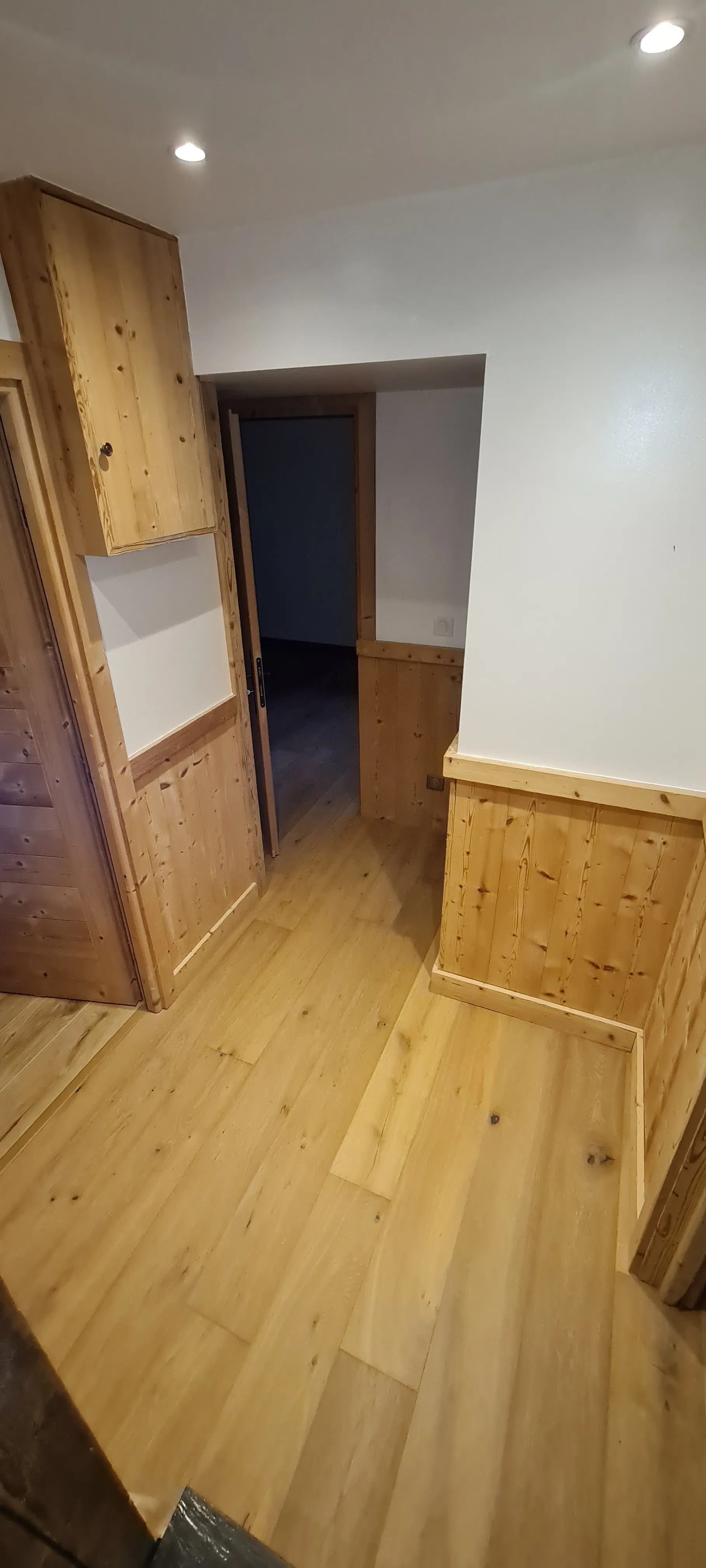Couloir de chalet rénové, lambris et parquet chêne