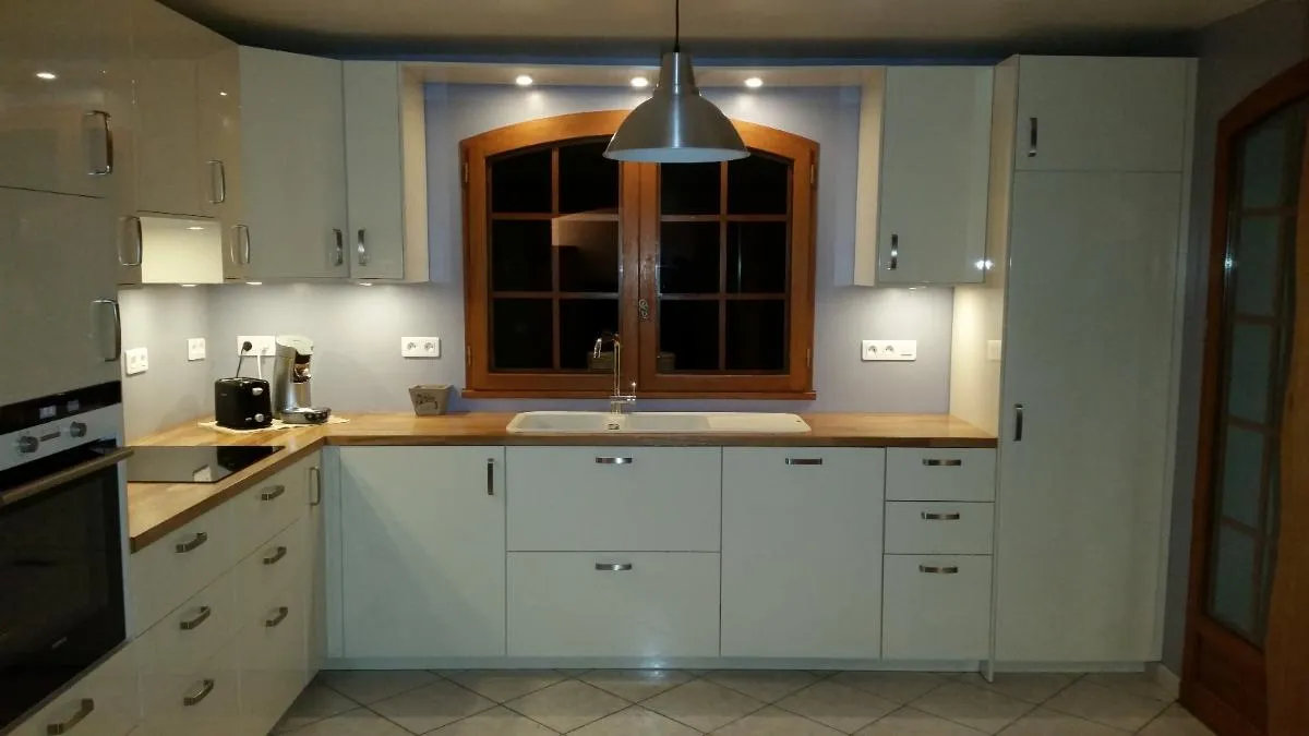 Cuisine blanche avec plan de travail en bois
