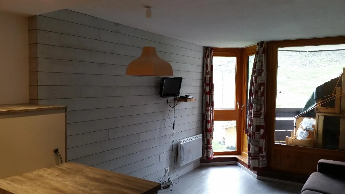 Séjour d'un appartement en station, bardage bois gris